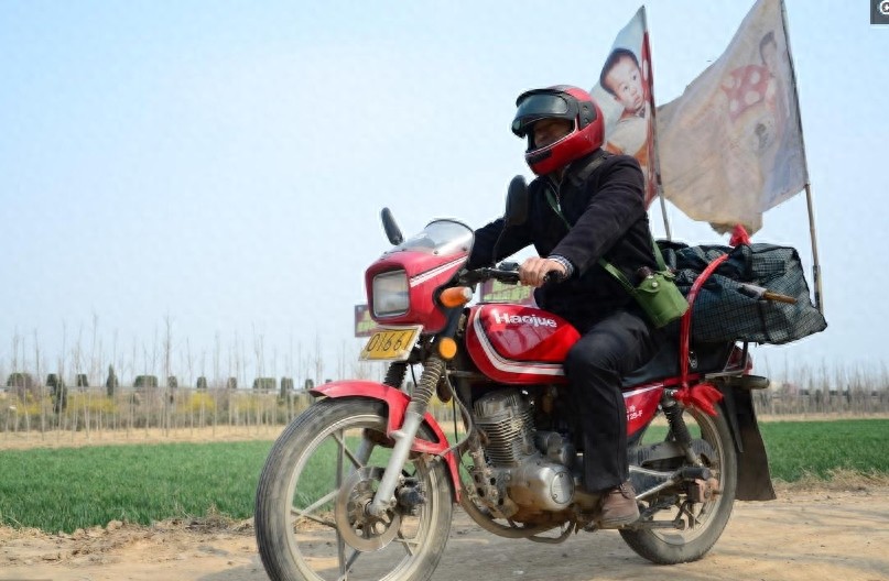 8张催人泪下的父子图,8位平凡又伟大的父亲,看哪位让你感动落泪