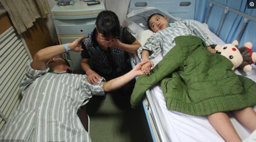 8张催人泪下的父子图,8位平凡又伟大的父亲,看哪位让你感动落泪