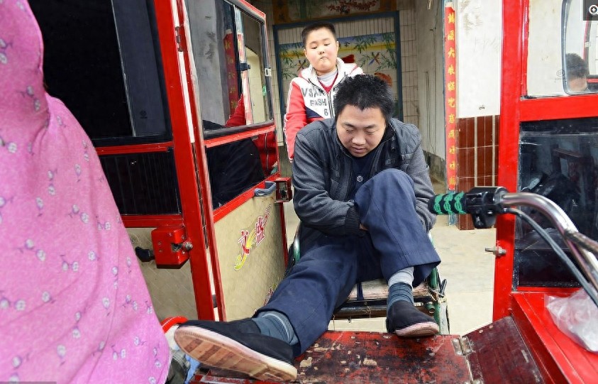 8张催人泪下的父子图,8位平凡又伟大的父亲,看哪位让你感动落泪