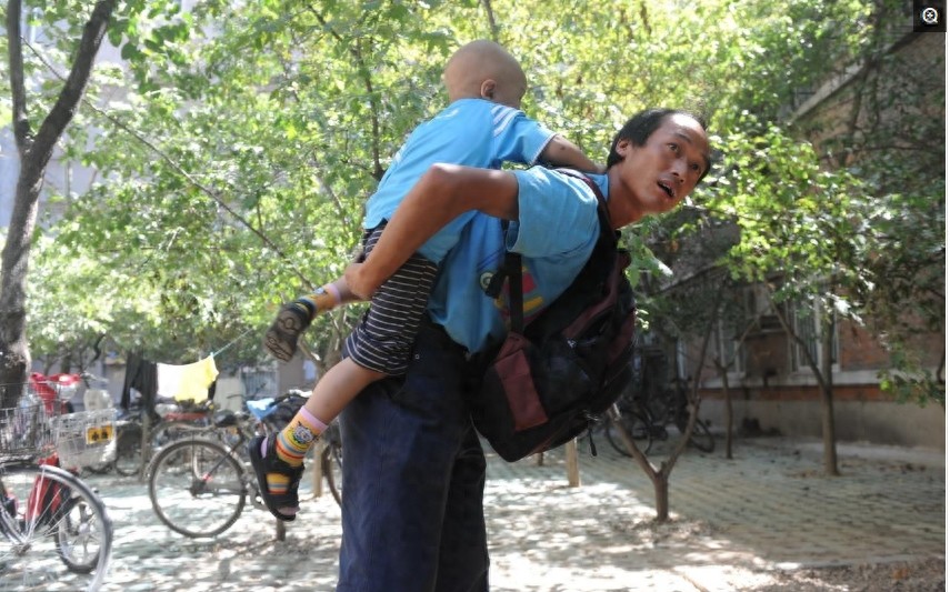 8张催人泪下的父子图,8位平凡又伟大的父亲,看哪位让你感动落泪