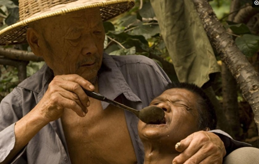 8张催人泪下的父子图,8位平凡又伟大的父亲,看哪位让你感动落泪