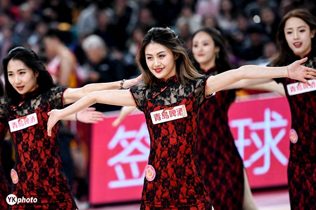 CBA拉拉队美女如云，这两名C位小姐姐气质抢镜