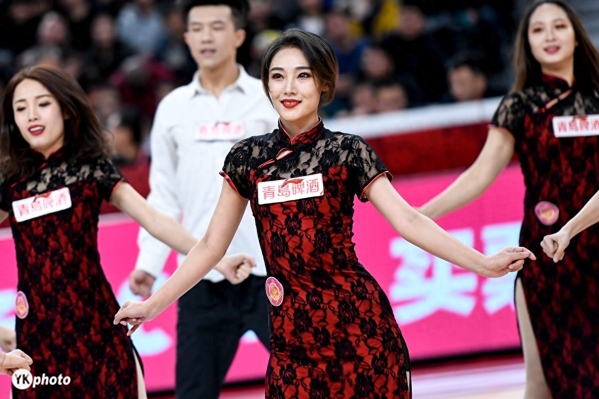 CBA拉拉队美女如云，这两名C位小姐姐气质抢镜