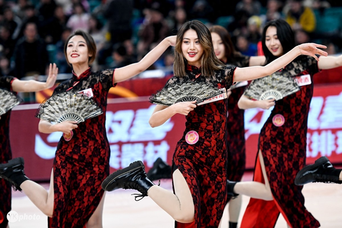 CBA拉拉队美女如云，这两名C位小姐姐气质抢镜