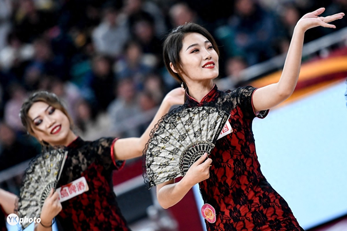 CBA拉拉队美女如云，这两名C位小姐姐气质抢镜