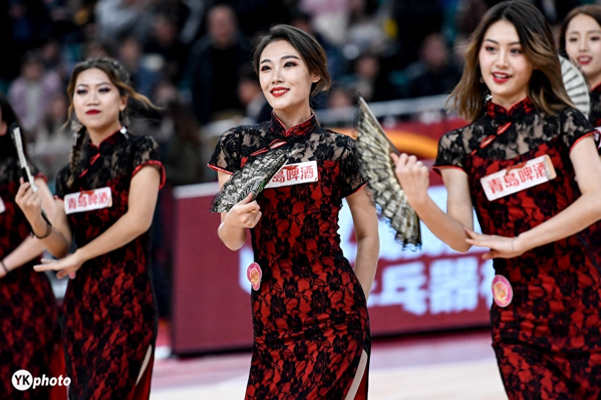 CBA拉拉队美女如云，这两名C位小姐姐气质抢镜