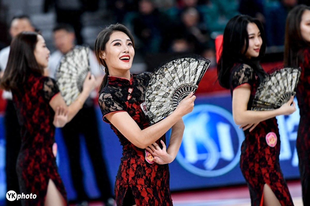CBA拉拉队美女如云，这两名C位小姐姐气质抢镜