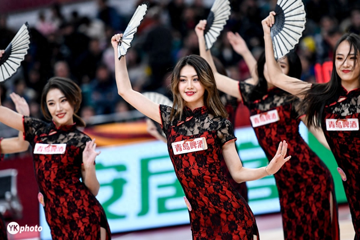 CBA拉拉队美女如云，这两名C位小姐姐气质抢镜