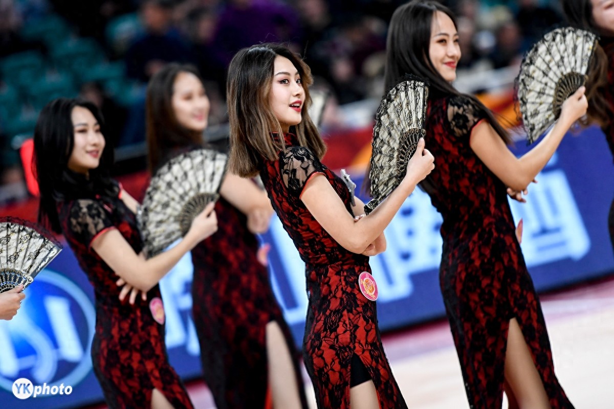 CBA拉拉队美女如云，这两名C位小姐姐气质抢镜