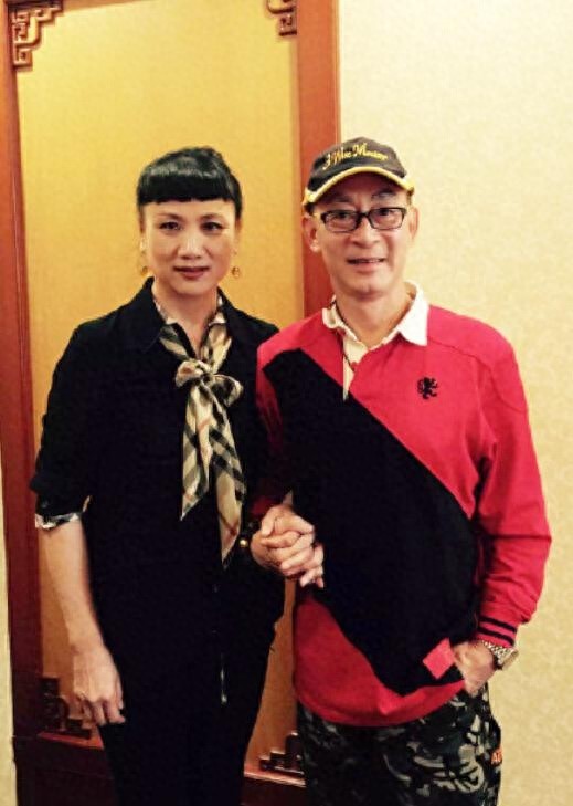 57岁猴哥六小龄童的妻子于虹近照