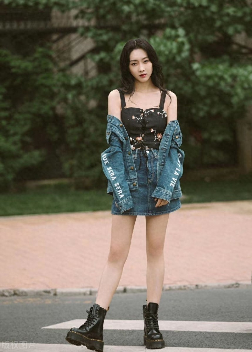 夏天是美女的世界！穿吊带装的漂亮小姐姐们