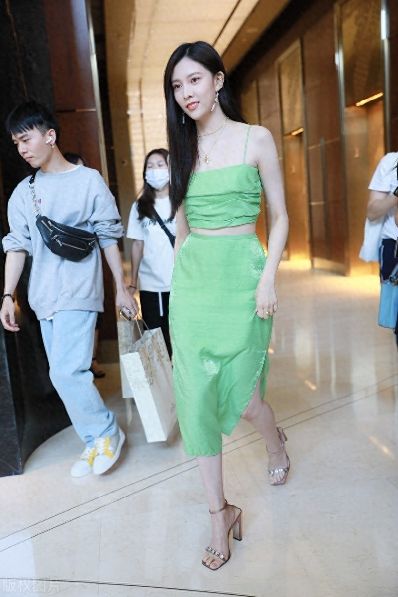 夏天是美女的世界！穿吊带装的漂亮小姐姐们