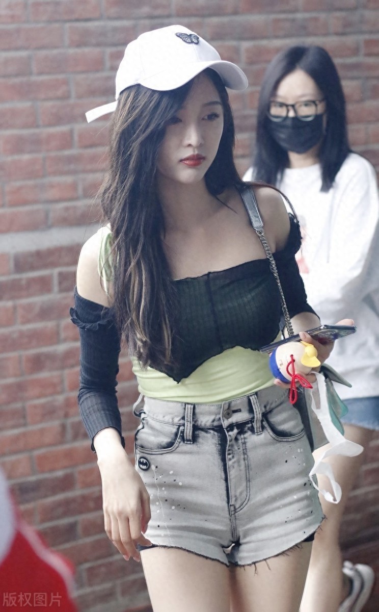 夏天是美女的世界！穿吊带装的漂亮小姐姐们