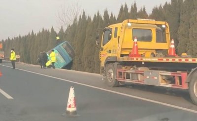 ​大客车失控侧翻高速路 交警及时转移乘客
