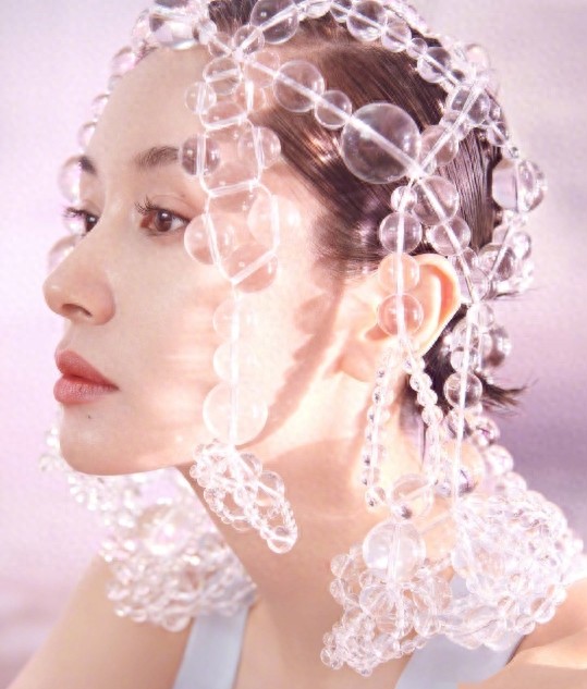 王子文水上裸背大片释出 眼神清冽尽显空灵之美