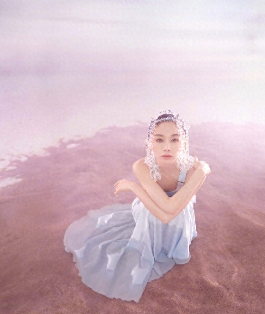 王子文水上裸背大片释出 眼神清冽尽显空灵之美