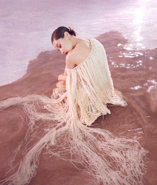 王子文水上裸背大片释出 眼神清冽尽显空灵之美