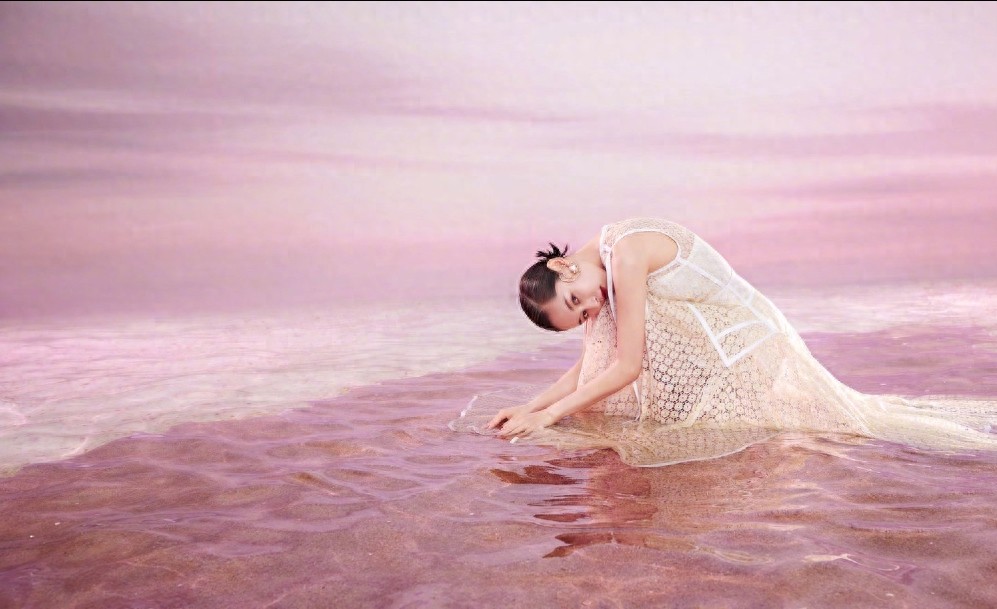 王子文水上裸背大片释出 眼神清冽尽显空灵之美