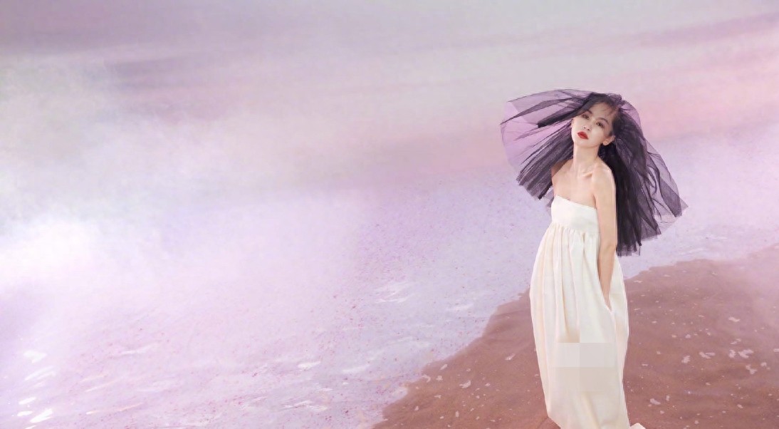 王子文水上裸背大片释出 眼神清冽尽显空灵之美