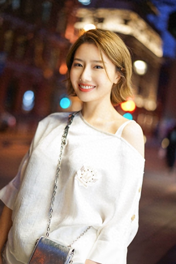 美女网红吴佳煜,你是流落人间的天使