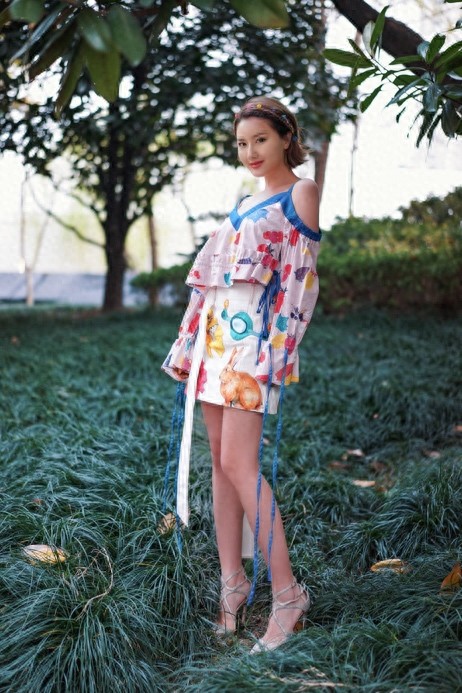 美女网红吴佳煜,你是流落人间的天使