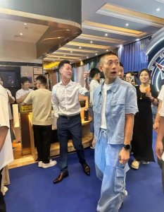 ​张一山现身商场面容憔悴身形消瘦，曾在剧中激吻齐溪引争议