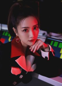 ​offer4主持人张纯烨晒照秀身材，绝美黑丝长腿太惊艳