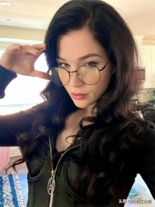 ​混血女神伊芙琳的日常揭秘：吃喝玩乐间，绘就多彩人生！