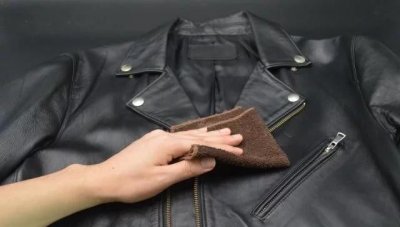 ​不管皮衣有多脏，试试这个方法，不用水洗马上穿，皮衣干净有光泽