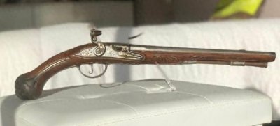 ​精美的法国燧发枪，专为骑兵制作，上面有烫金工艺，很漂亮