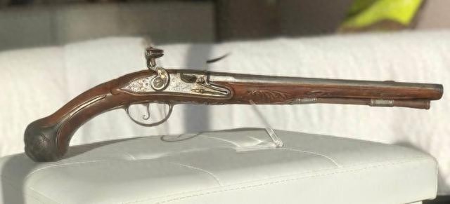 精美的法国燧发枪，专为骑兵制作，上面有烫金工艺，很漂亮