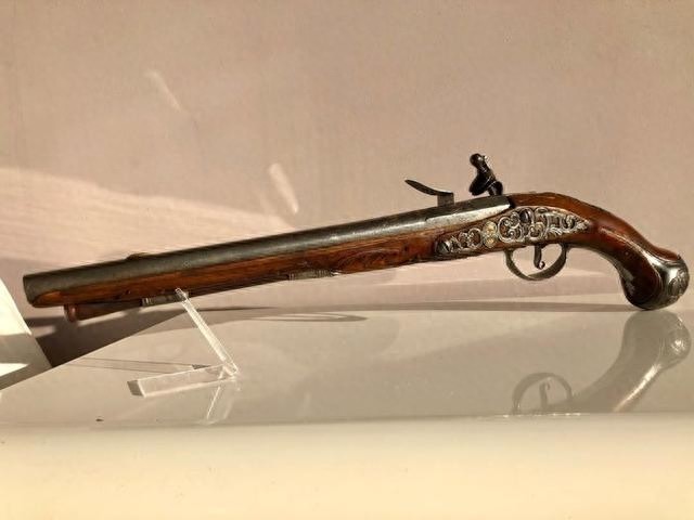精美的法国燧发枪，专为骑兵制作，上面有烫金工艺，很漂亮