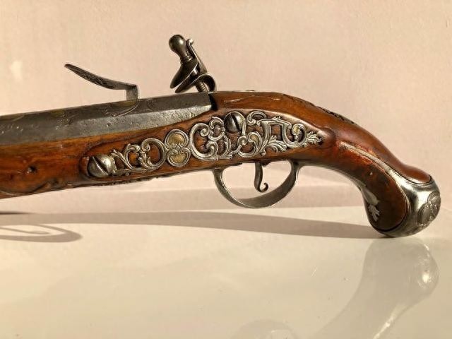 精美的法国燧发枪，专为骑兵制作，上面有烫金工艺，很漂亮