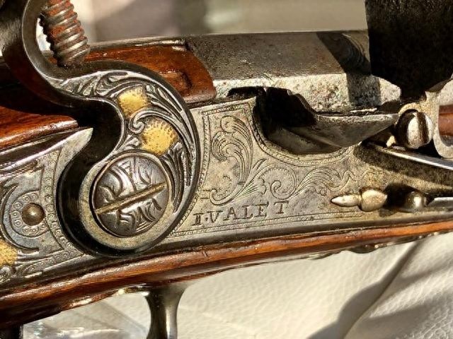 精美的法国燧发枪，专为骑兵制作，上面有烫金工艺，很漂亮