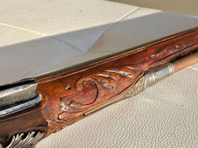 精美的法国燧发枪，专为骑兵制作，上面有烫金工艺，很漂亮