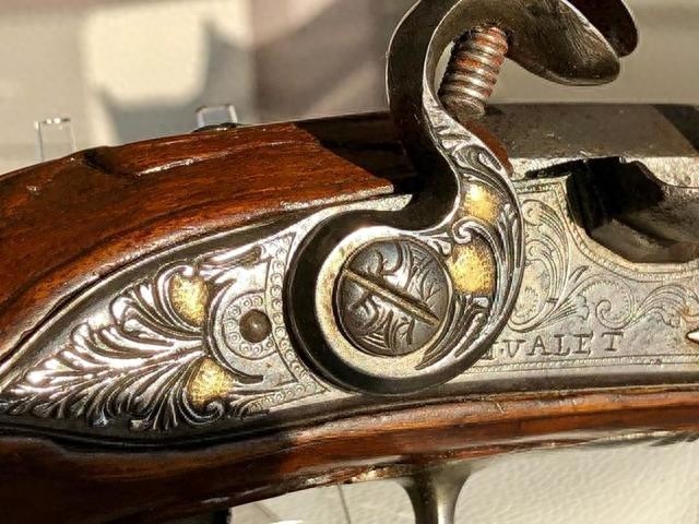 精美的法国燧发枪，专为骑兵制作，上面有烫金工艺，很漂亮