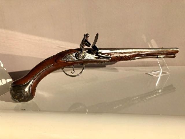 精美的法国燧发枪，专为骑兵制作，上面有烫金工艺，很漂亮