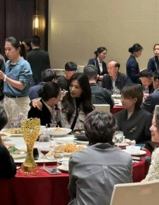 ​刘涛坐宋佳腿上？宋佳的斩男色，我都有点“磕她俩”了！