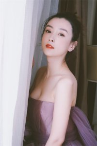 ​于果儿携新作亮相长春电影节 抹胸纱裙秀美背仙气十足