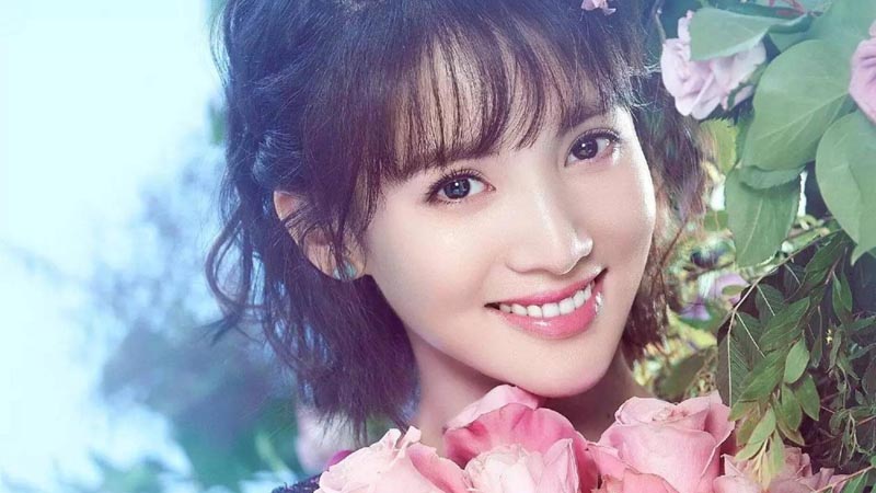 金晨拍戏遇粉丝偷窥造型绕道逃跑