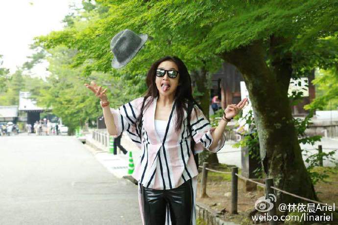 林依晨娱乐圈不p照片和滤镜的女明星，网友：人不大，脚还不小