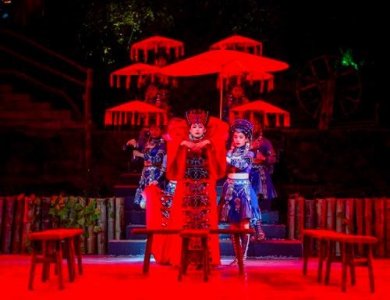 ​芙蓉镇越夜越迷人，冲着夜景而来的游客：白天看不够，夜晚接着看