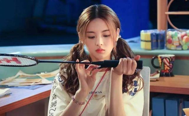 杨超越自爆想签龙丹妮,看到对方的身价后,网友:这你也敢说!