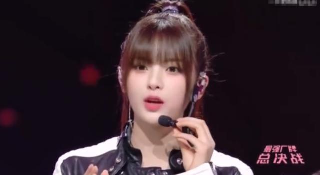 杨超越自爆想签龙丹妮,看到对方的身价后,网友:这你也敢说!