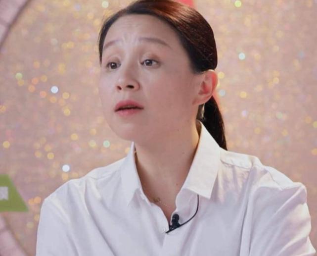 杨超越自爆想签龙丹妮,看到对方的身价后,网友:这你也敢说!