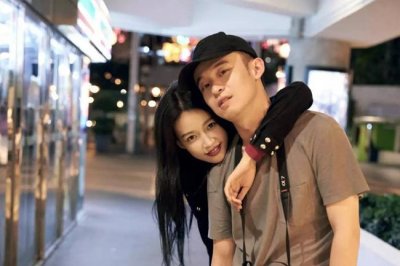 ​董子健孙怡半夜撒狗粮，网友纷纷吐槽：这让单身狗咋活