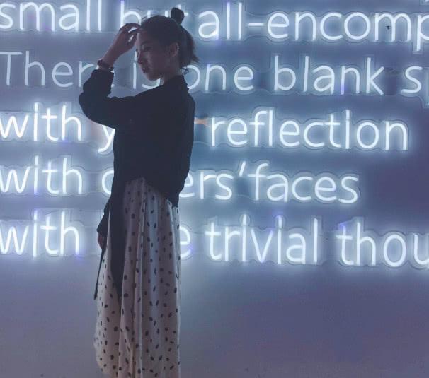 莉哥颜值让人想不到,路人镜头下素颜形象“垮台”,看着像大妈