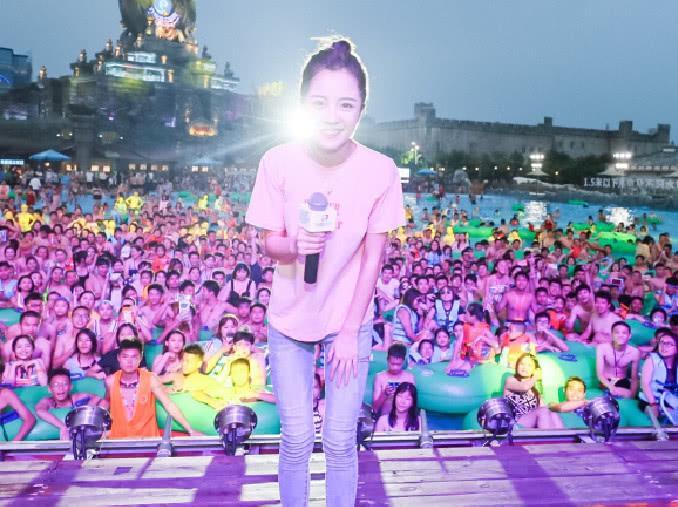 莉哥颜值让人想不到,路人镜头下素颜形象“垮台”,看着像大妈