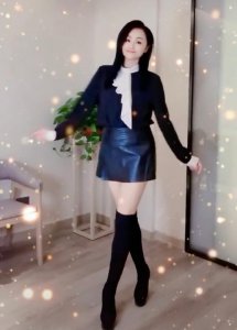 ​46岁曹颖踩恨天高热舞，皮肤白嫩笑容甜，穿超短裙长腿吸睛