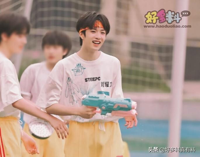 刘耀文到底喜欢谁(刘耀文到底喜欢辣妹还是甜妹)(3)_